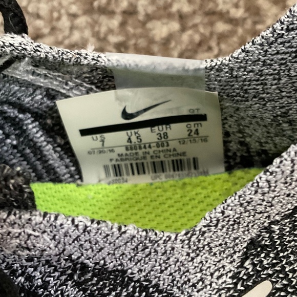 Womens Nike Free RN Flyknit running shoes, black and white, size 7. - Picture 4 of 4